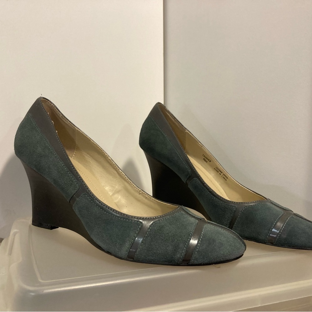 ELLEN TRACEY NEW Suede  Window Pane  Wedge  Gray  9.5 - - Picture 9 of 12